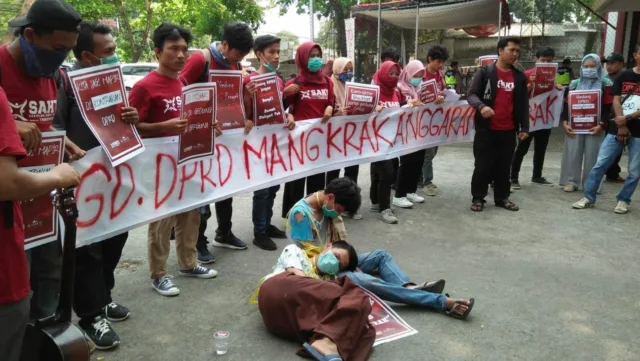 Mahasiswa Demo, Pertanyakan Mangkraknya Pembangunan Gedung DPRD Tangsel