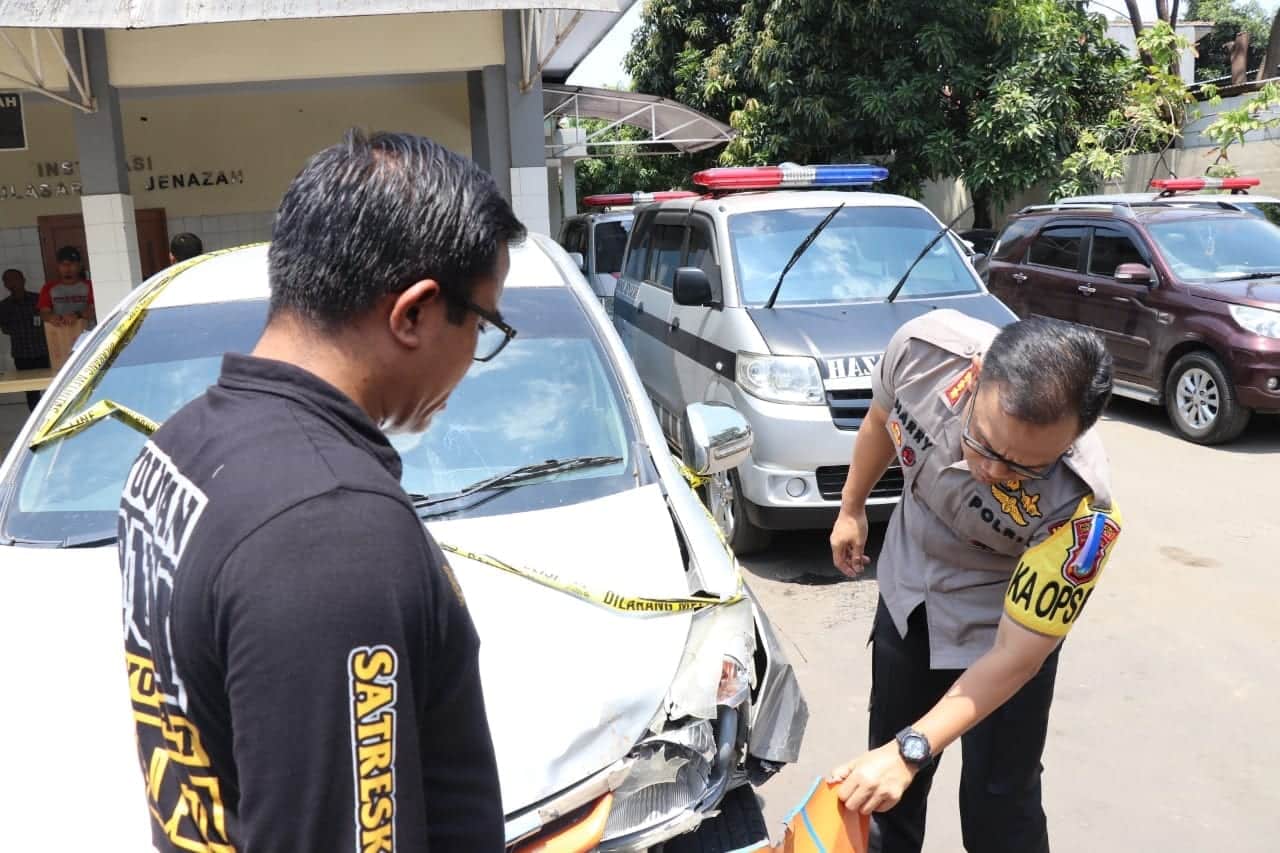 Bak Film Laga, Polisi Lumpuhkan Pencuri Mobil Dengan Timah Panas