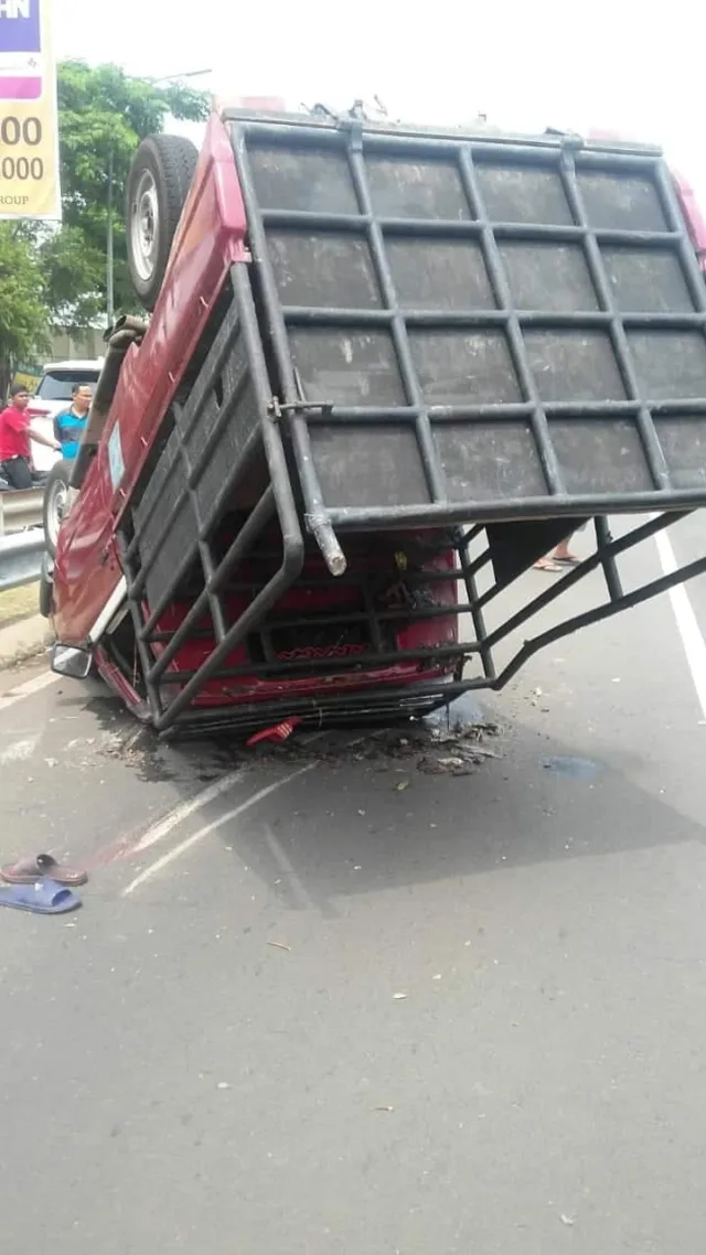 Pick Up Pembawa Rombongan Santri Alami Kecelakaan di GLC