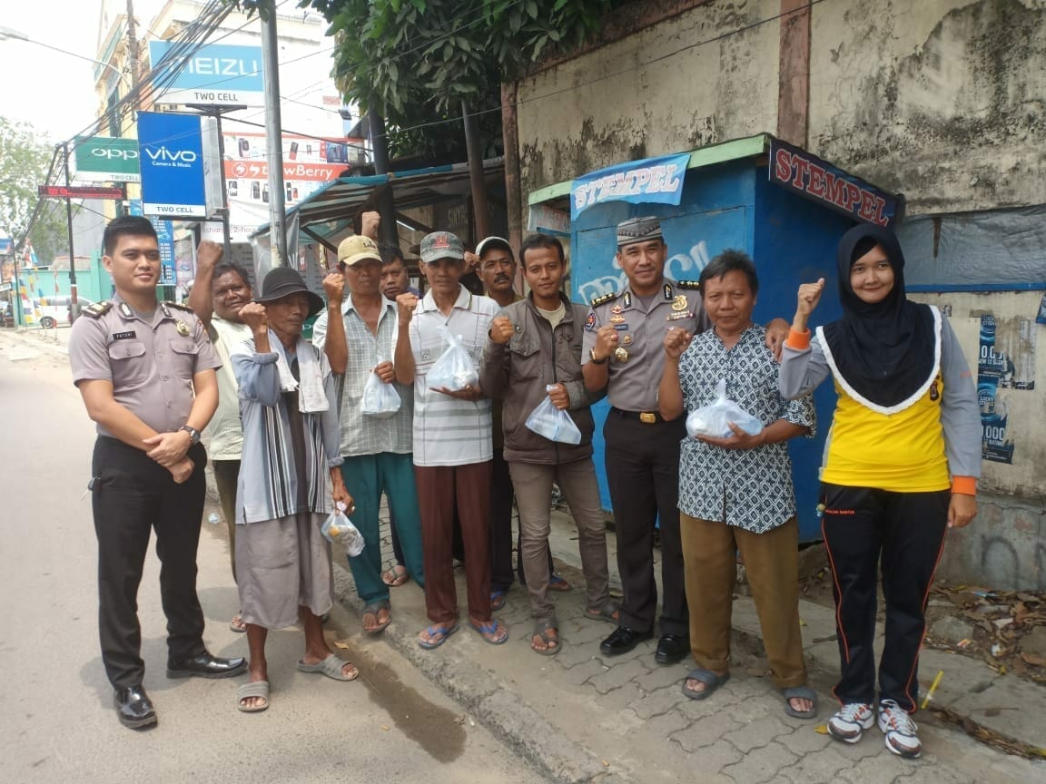 Asik ! Tukang Parkir dan Ojeg Dapat Nasi Bungkus Dari Humas Polda Banten