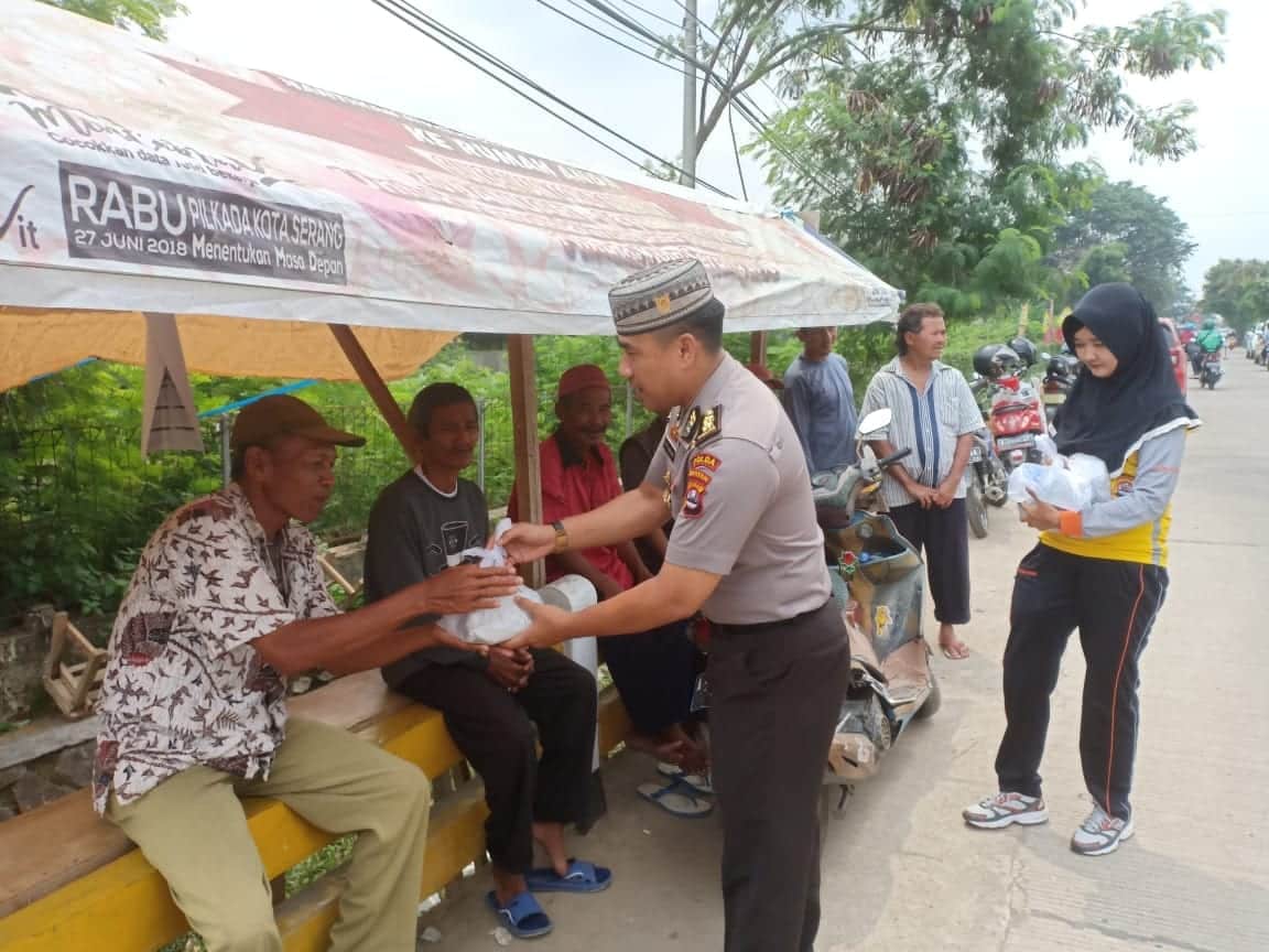 Asik ! Tukang Parkir dan Ojeg Dapat Nasi Bungkus Dari Humas Polda Banten