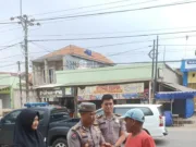 Asik ! Tukang Parkir dan Ojeg Dapat Nasi Bungkus Dari Humas Polda Banten