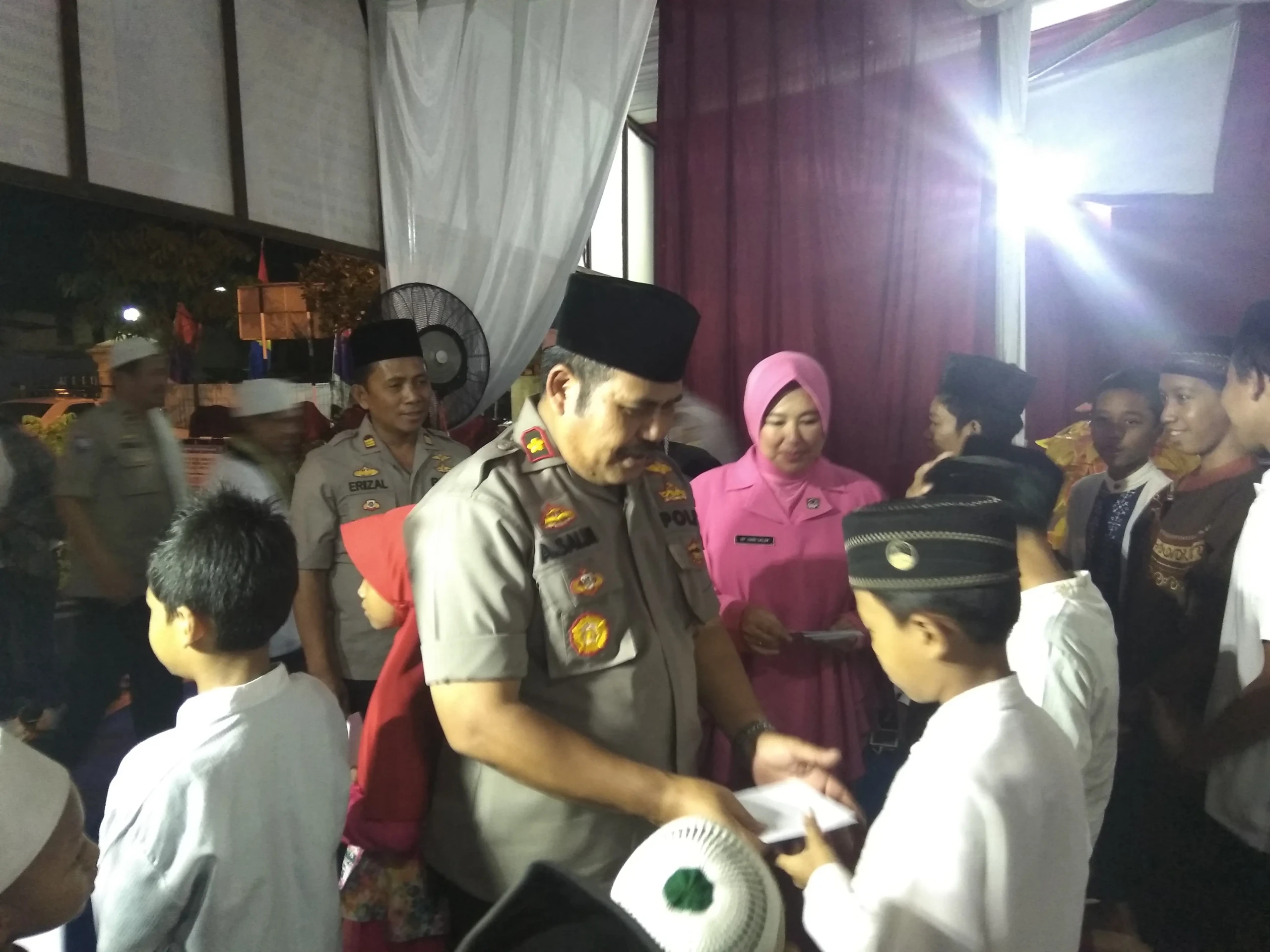 Begini Potret Kedekatan Kapolsek Karawaci Bersama Anak Yatim Piatu