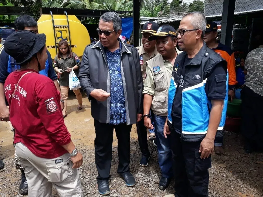 Beri Bantuan, Benyamin Davnie Datang Langsung Kelokasi Tsunami