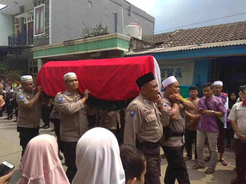 Polsek Jatiuwung Beri Penghormatan Terakhir Pada Alm. Ipda Muhamad Efendi