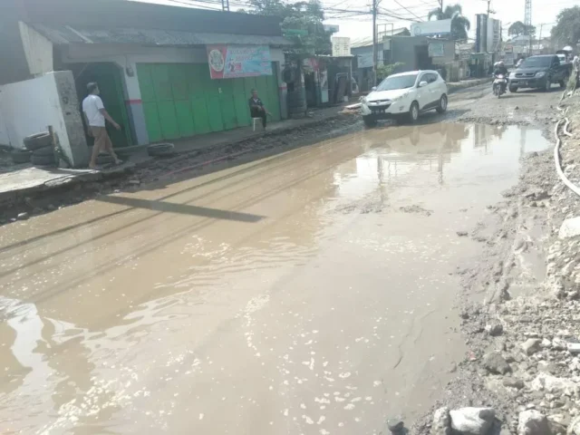 Jalan Raya Legok Dikeluh Warga, Banyak Lubang Jika Hujan Bagai Kubangan Kerbau