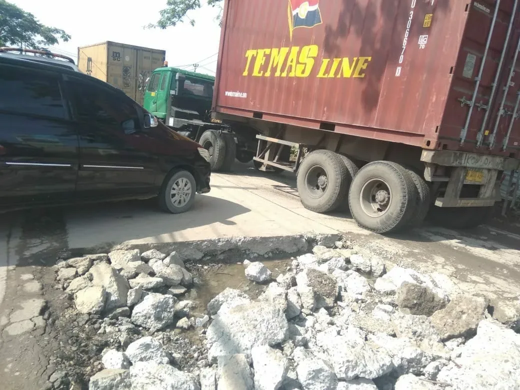 Jalan Raya Legok Dikeluh Warga, Banyak Lubang Jika Hujan Bagai Kubangan Kerbau