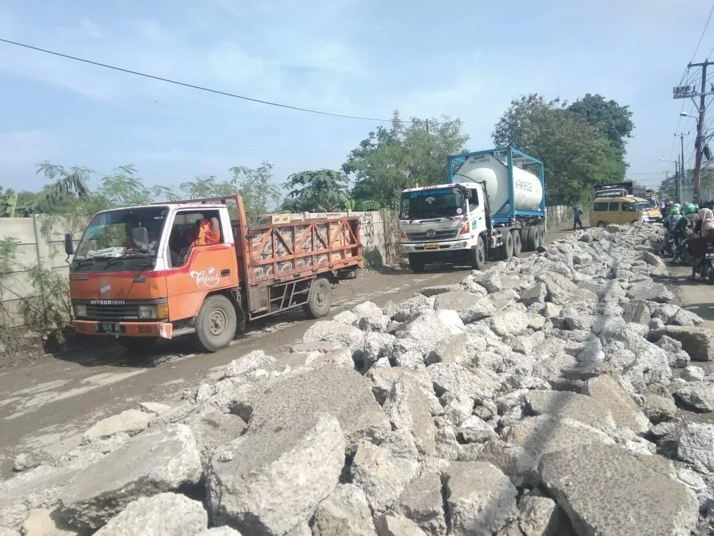 Jalan Raya Legok Dikeluh Warga, Banyak Lubang Jika Hujan Bagai Kubangan Kerbau