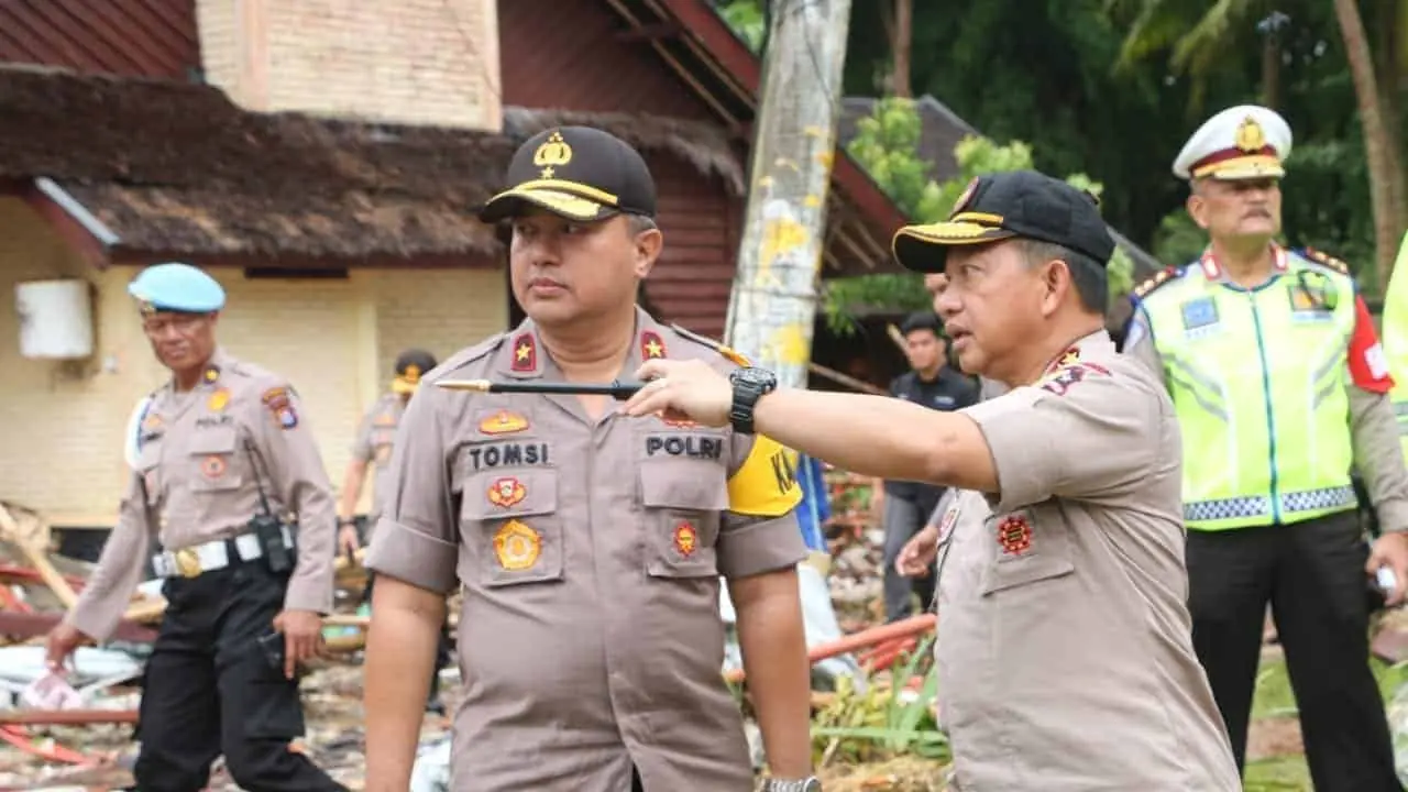 Kapolda Banten Evakuasi Korban Tsunami