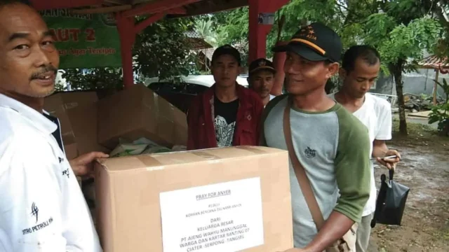 Beri Bantuan Tsunami Anyer, Karang Taruna Bersama PT. AWM Galang Dana Kemanusian