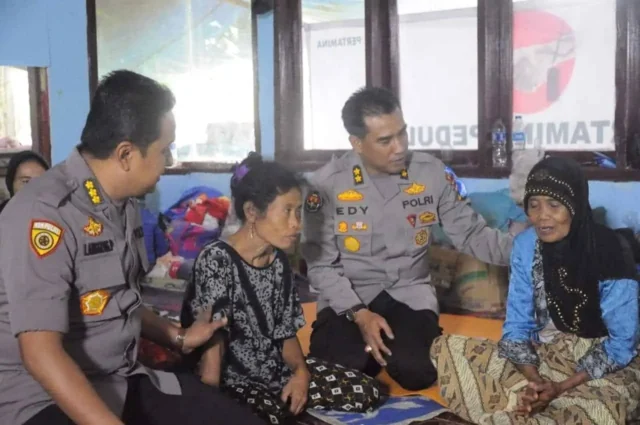 Tim Polda Banten Beri Trauma Healing Pada Lansia, Ibu dan Anak di Pengungsian