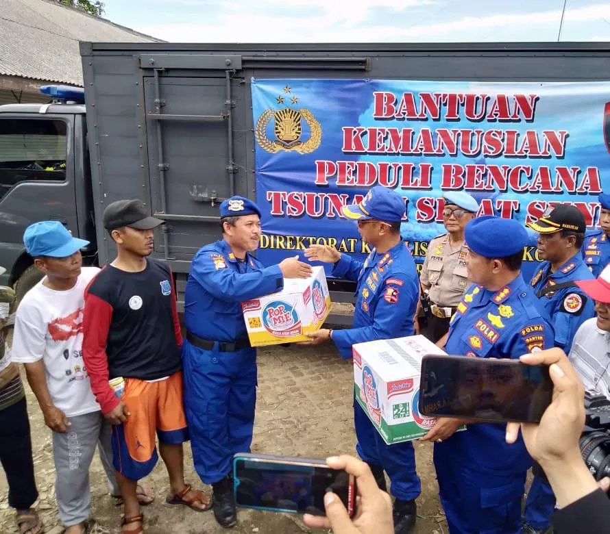 Ditpolairud Serahkan Bantuan Untuk Korban Tsunami