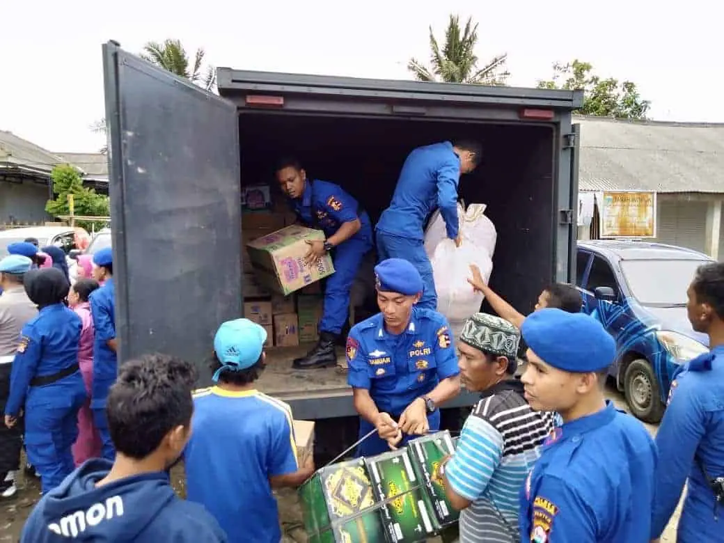 Ditpolairud Serahkan Bantuan Untuk Korban Tsunami