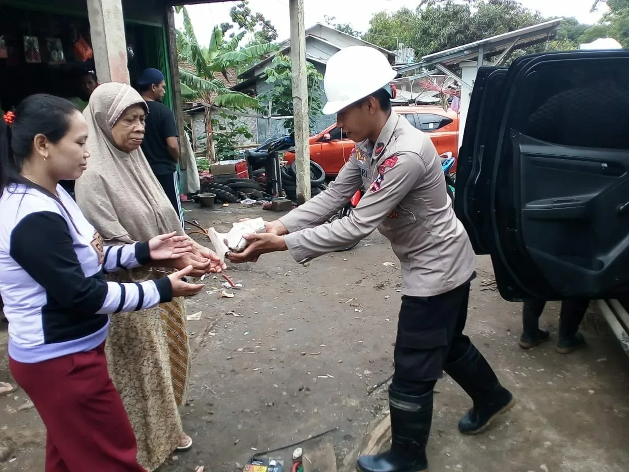 Brimob Distribusikan 3X Makan Bagi Pengungsi Desa Kerta Raja