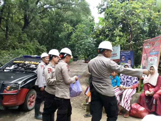 Brimob Distribusikan makanan Pada Pengungsi Tsunami