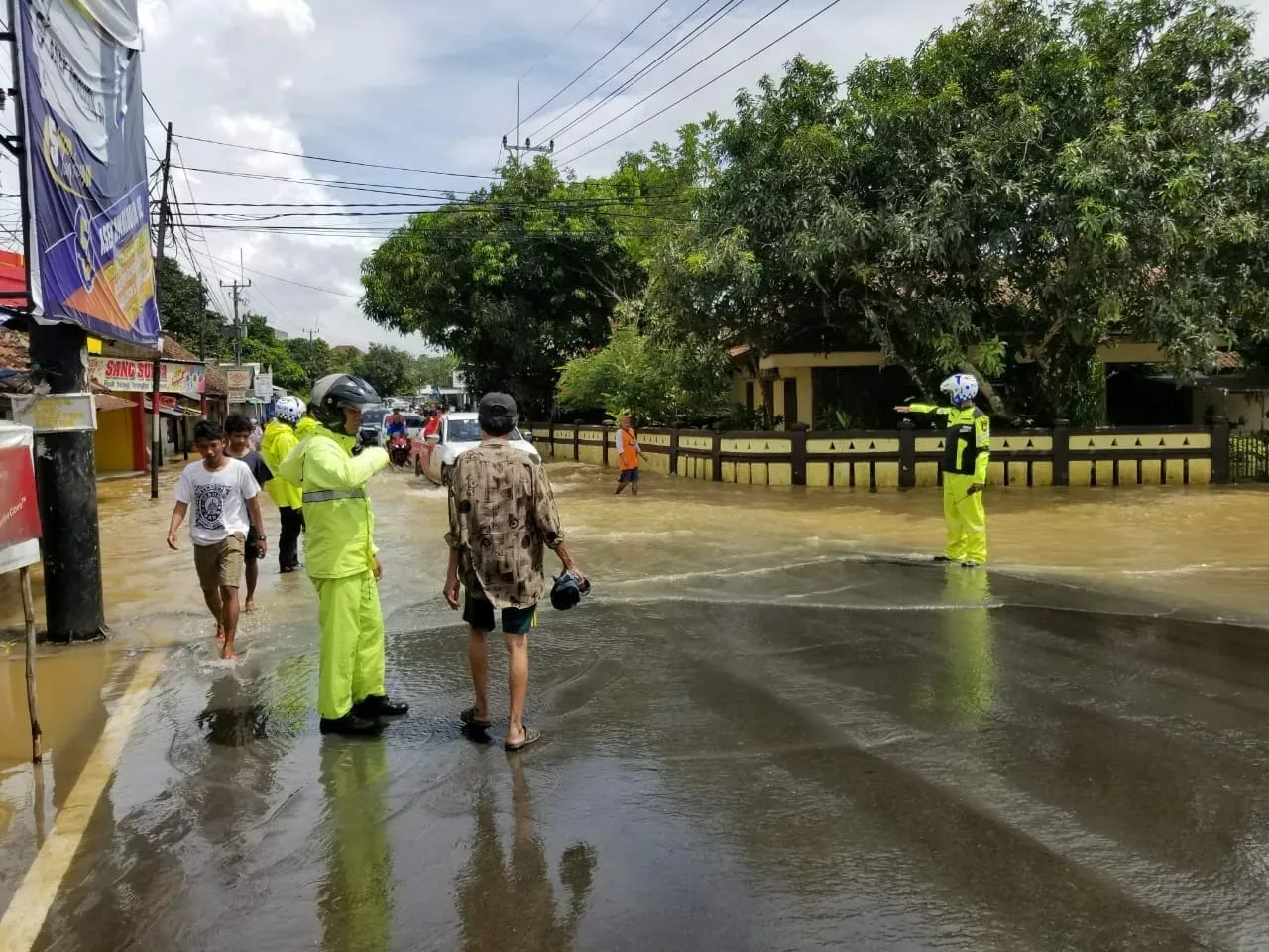 Banjir Labuan, Polisi Berlakukan Sistem Buka Tutup Jalan