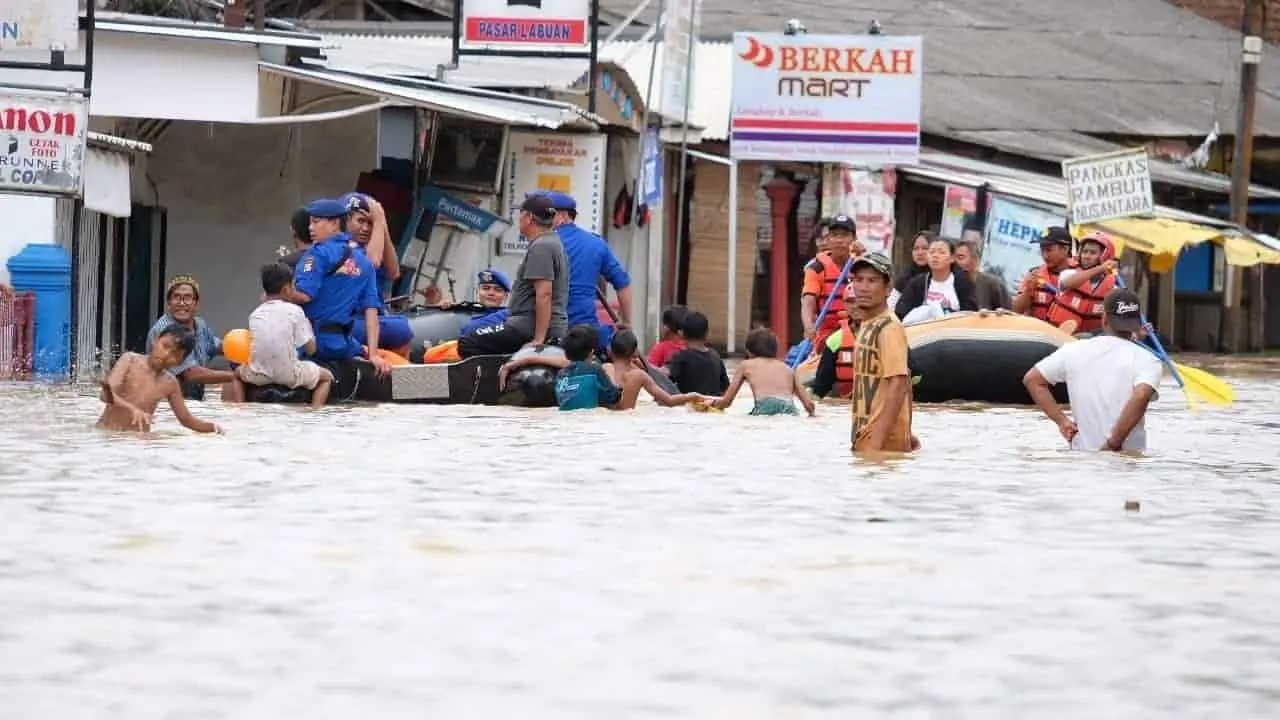 6 Kampung Terendam Banjir, Polda Banten Evakuasi Korban