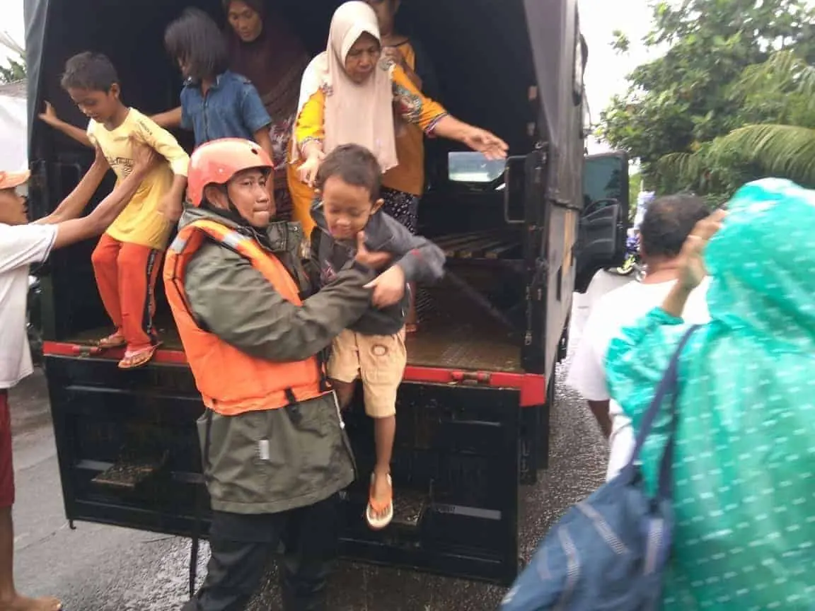 Brimob Nusantara Satgas Aman Nusa II Evakuasi Korban Banjir Labuan