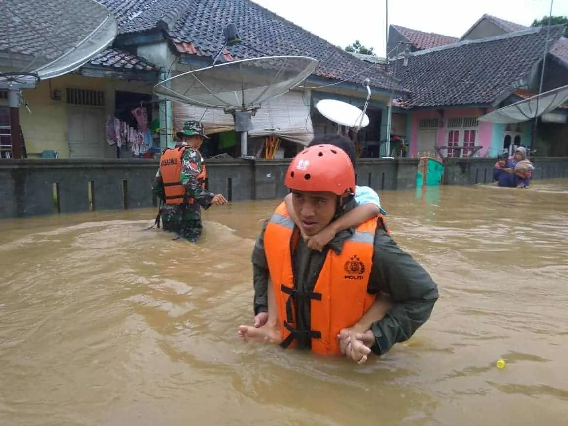 Brimob Nusantara Satgas Aman Nusa II Evakuasi Korban Banjir Labuan