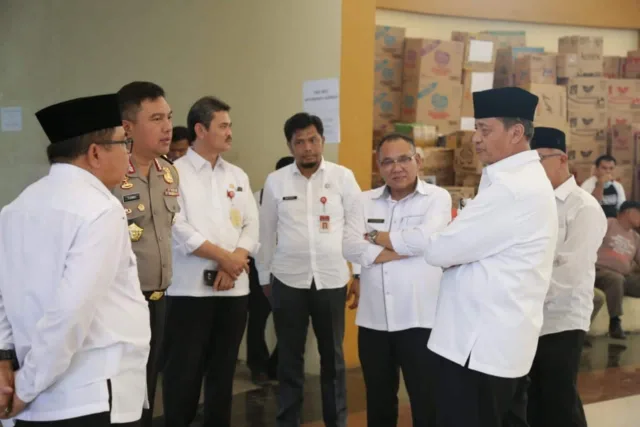 Pastikan Logistik Cukup, Kapolda dan Gubernur Banten Tinjau Posko Pusat Bencana