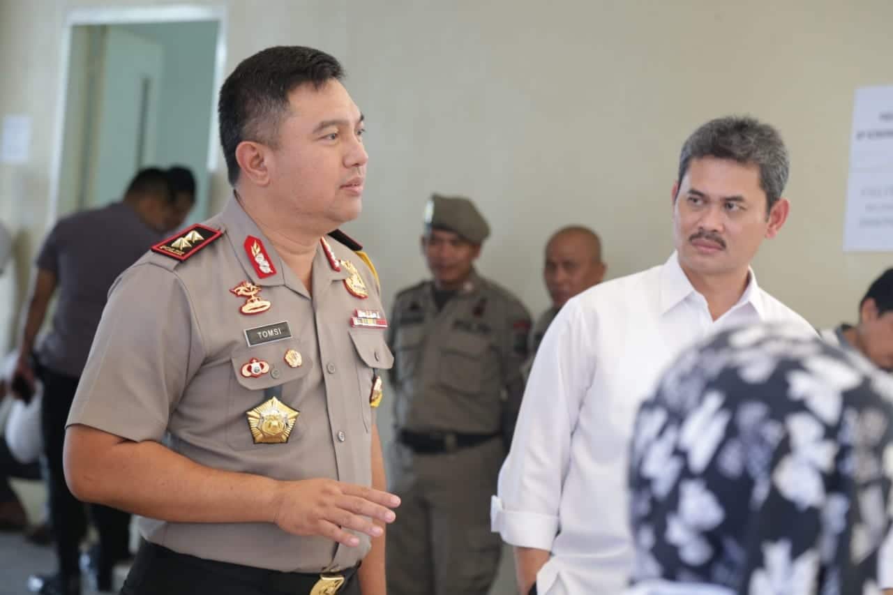 Pastikan Logistik Cukup, Kapolda dan Gubernur Banten Tinjau Posko Pusat Bencana