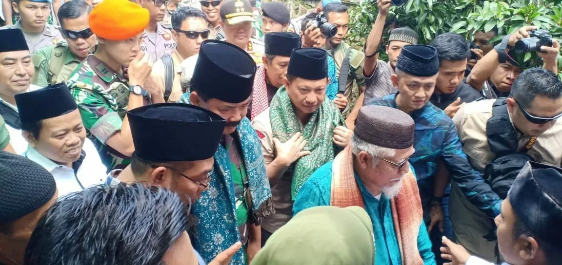 Dikalungkan Sorban, Kapolri dan Panglima TNI Kunjungi Ponpes Kananga