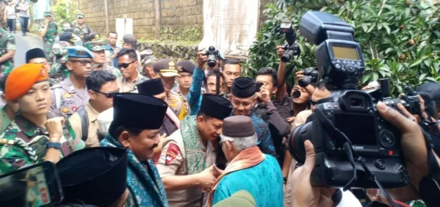 Dikalungkan Sorban, Kapolri dan Panglima TNI Kunjungi Ponpes Kananga