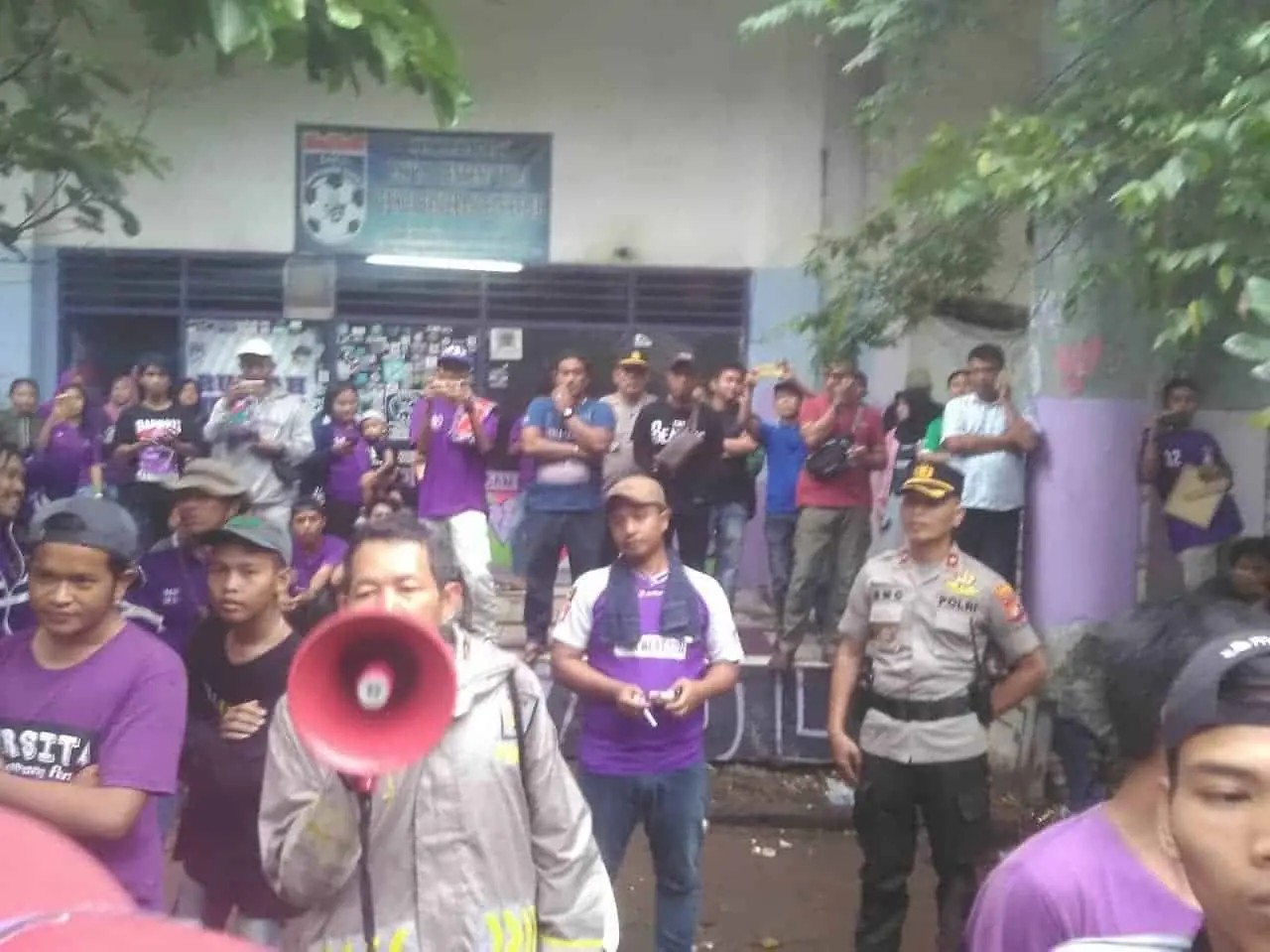 Dihentikan Polisi, Supporter LBV Terus Berdatangan di Perayaan HUT Ke-17