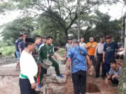 Ajak Warga Gotong Royong, Babinsa Bersama Binamas Bangun Gapura