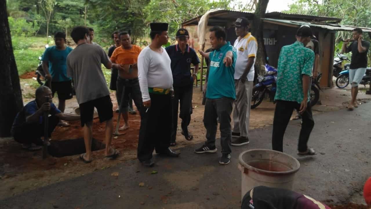 Ajak Warga Gotong Royong, Babinsa Bersama Binamas Bangun Gapura