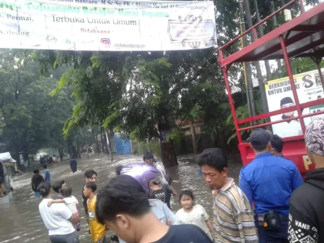 Bocah SD Hilang Terseret Arus Banjir di Tangerang