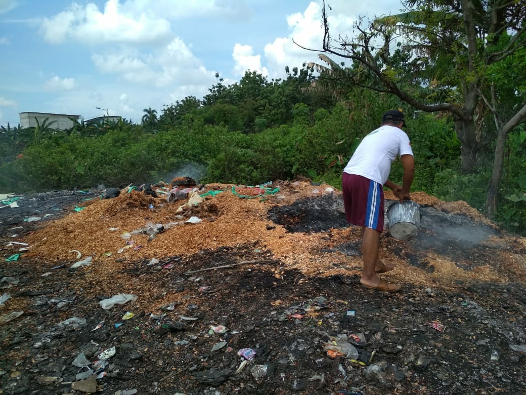 Keluhkan Pembakaran Limbah Industri, Warga : Kemana Mengadu ?