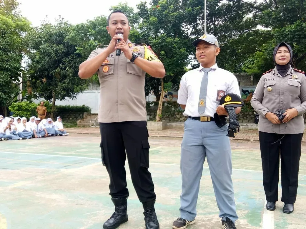 Pimpin Upacara Di SMAN 28 Cisauk Kapolsek : Yang Sudah 17 Tahun Silahkan Beri Hak Suara di Pemilu