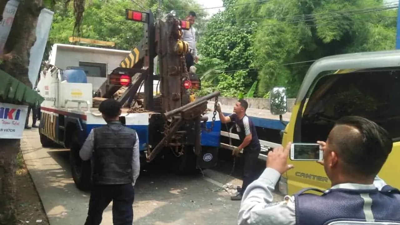 Pengemudi Ngantuk, Truk Engkel Hajar Dump Truk