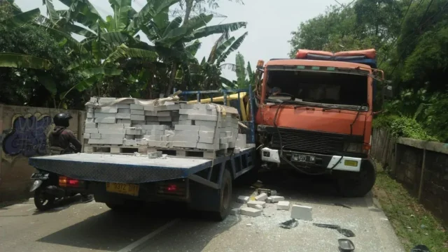 Pengemudi Ngantuk, Truk Engkel Hajar Dump Truk