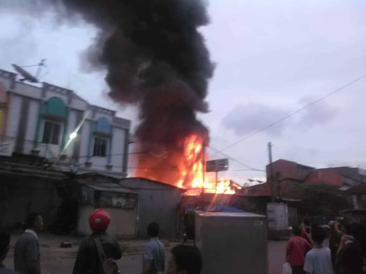 Pasar Anyar Kebakaran, Pedagang Panik Ada Letupan Keras