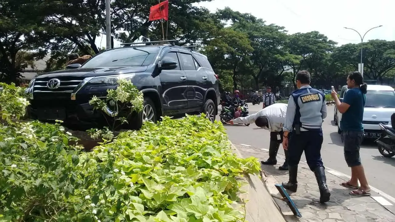 Ngantuk, Fortuner Nangkring Di Atas Bundaran Taman Tekno