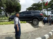 Ngantuk, Fortuner Nangkring Di Atas Bundaran Taman Tekno