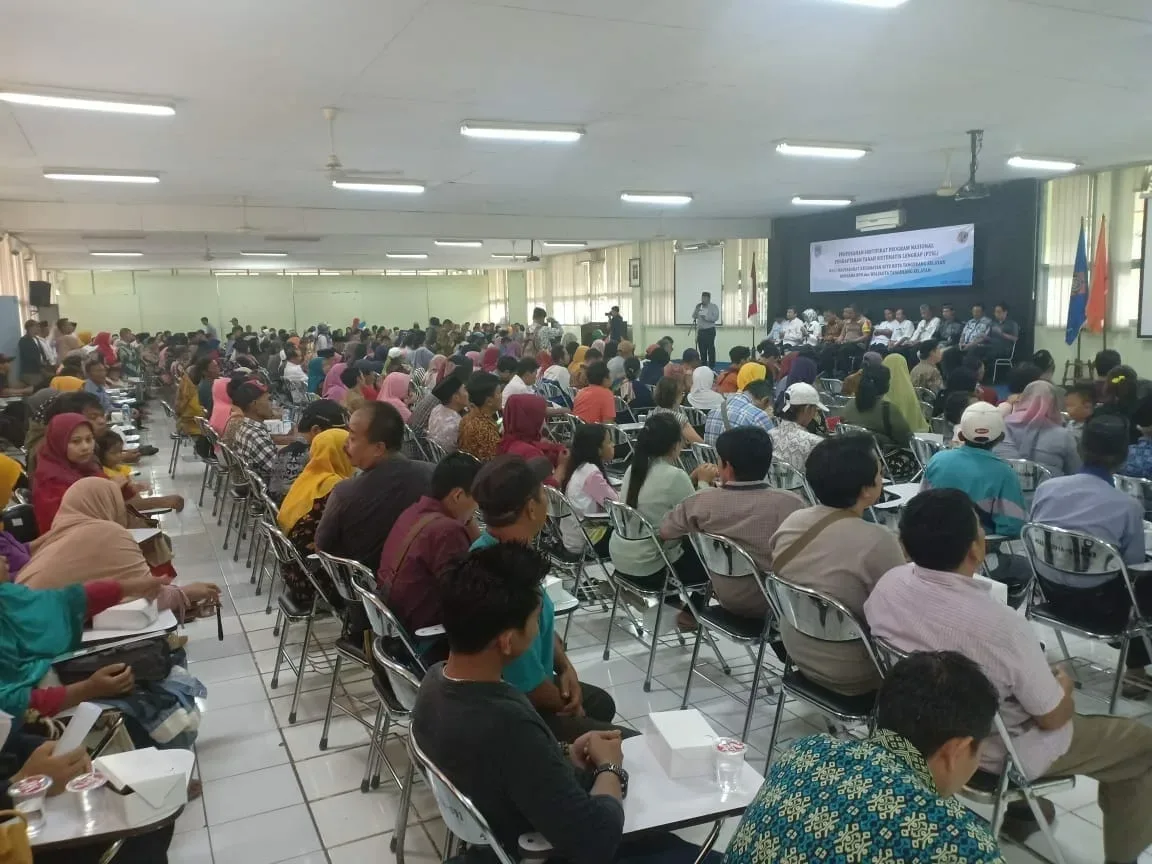 Walikota Tangsel Serahkan Sertifikat Tanah di Kecamatan Setu