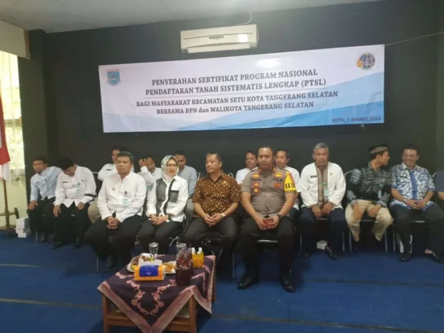 Walikota Tangsel Serahkan Sertifikat Tanah di Kecamatan Setu