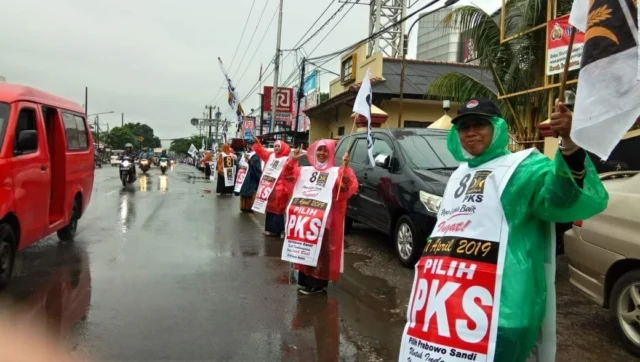 Ratusan Kader PKS Lakukan Flashmob Sepanjang 15 KM