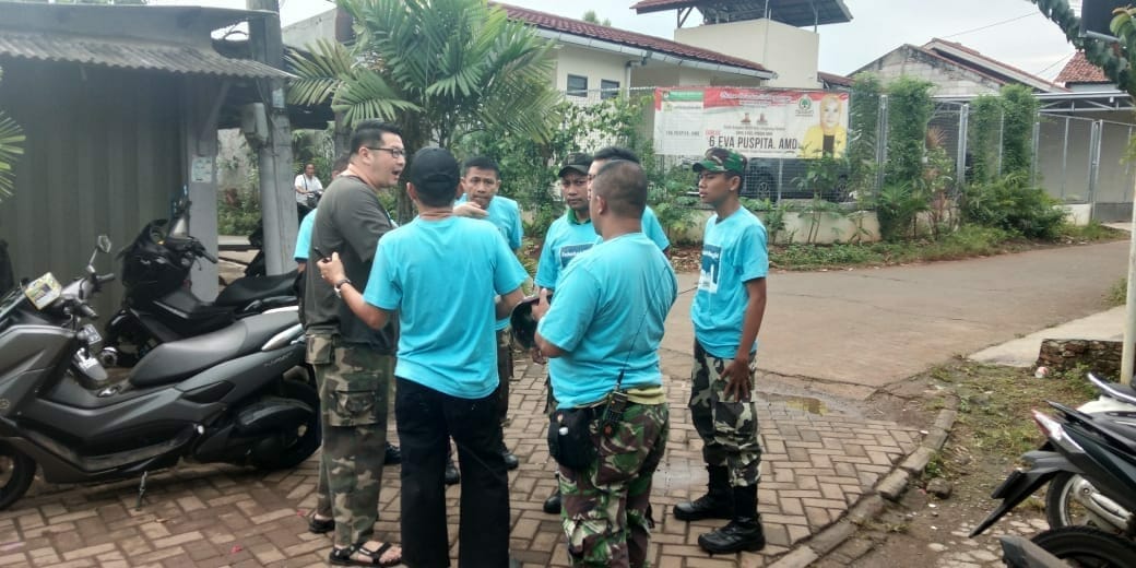 Peduli kebersihan Lingkungan, Koramil 07/Pondok Aren Bersama Sahabat Masjid Lakukan Fogging