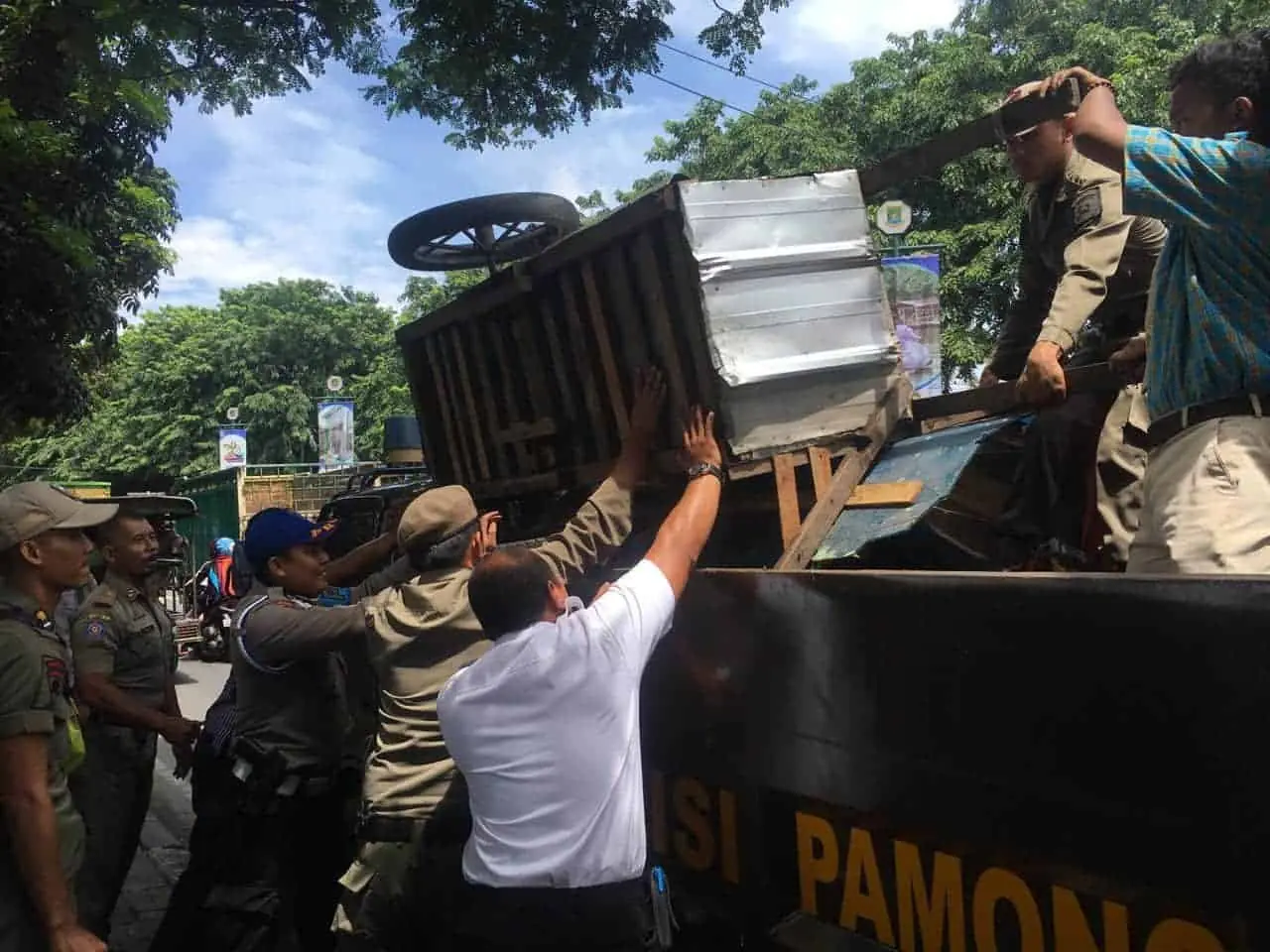 Razia Satpol PP Kota Tangerang, Pedagang Panik Kocar Kacir