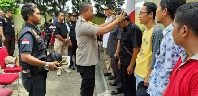 HUT KSK Ke-14, Kapolsek Cisauk Sematkan Topi Bagi Anggota Baru