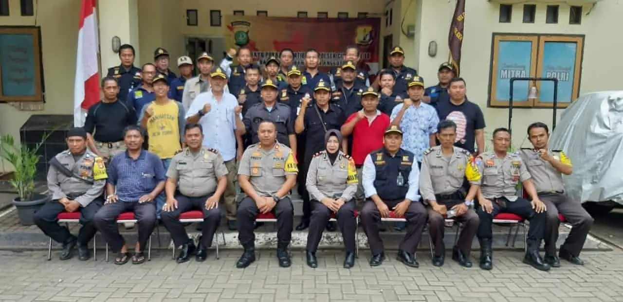 HUT KSK Ke-14, Kapolsek Cisauk Sematkan Topi Bagi Anggota Baru