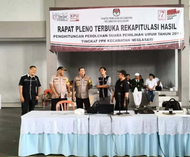 Kapolrestro Tangerang Tinjau Logistik Pemilu PPK Neglasari