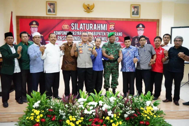 Bersama Seluruh Elemen Masyarakat Polresta Tangerang Ciptakan Rekapitulasi Kondusif