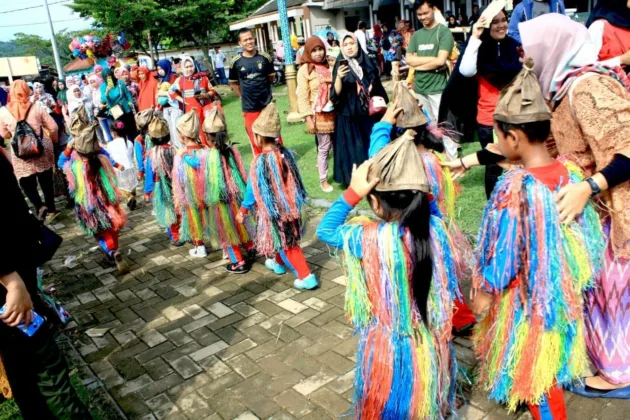 Ratusan Anak PAUD Peringati Hari Kartini di Alun-alun Kecamatan Sajira