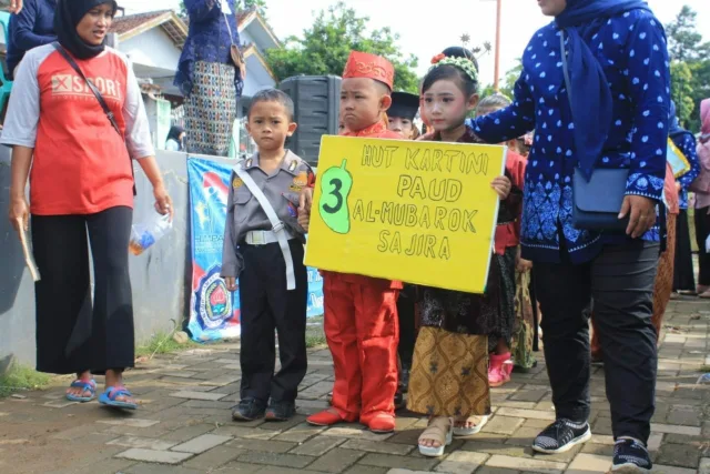 Ratusan Anak PAUD Peringati Hari Kartini di Alun-alun Kecamatan Sajira