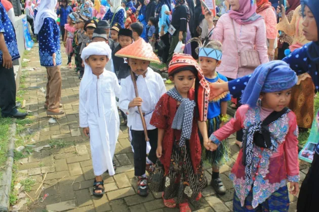 Ratusan Anak PAUD Peringati Hari Kartini di Alun-alun Kecamatan Sajira